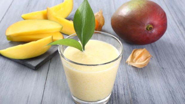 Smoothie with mango yoghurt